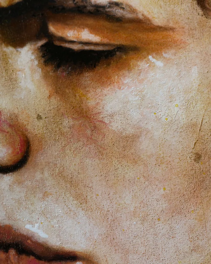 Detalle de una superficie pintada donde se aprecian la textura de las pinceladas y la trama de craqueladuras